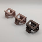 Side angle view of three 4cm square hollow-out hair claw clips in a matte neutral gradient.

Seitenansicht von drei 4cm eckigen matten Haarklammern mit Aussparung in neutralem Farbverlauf.