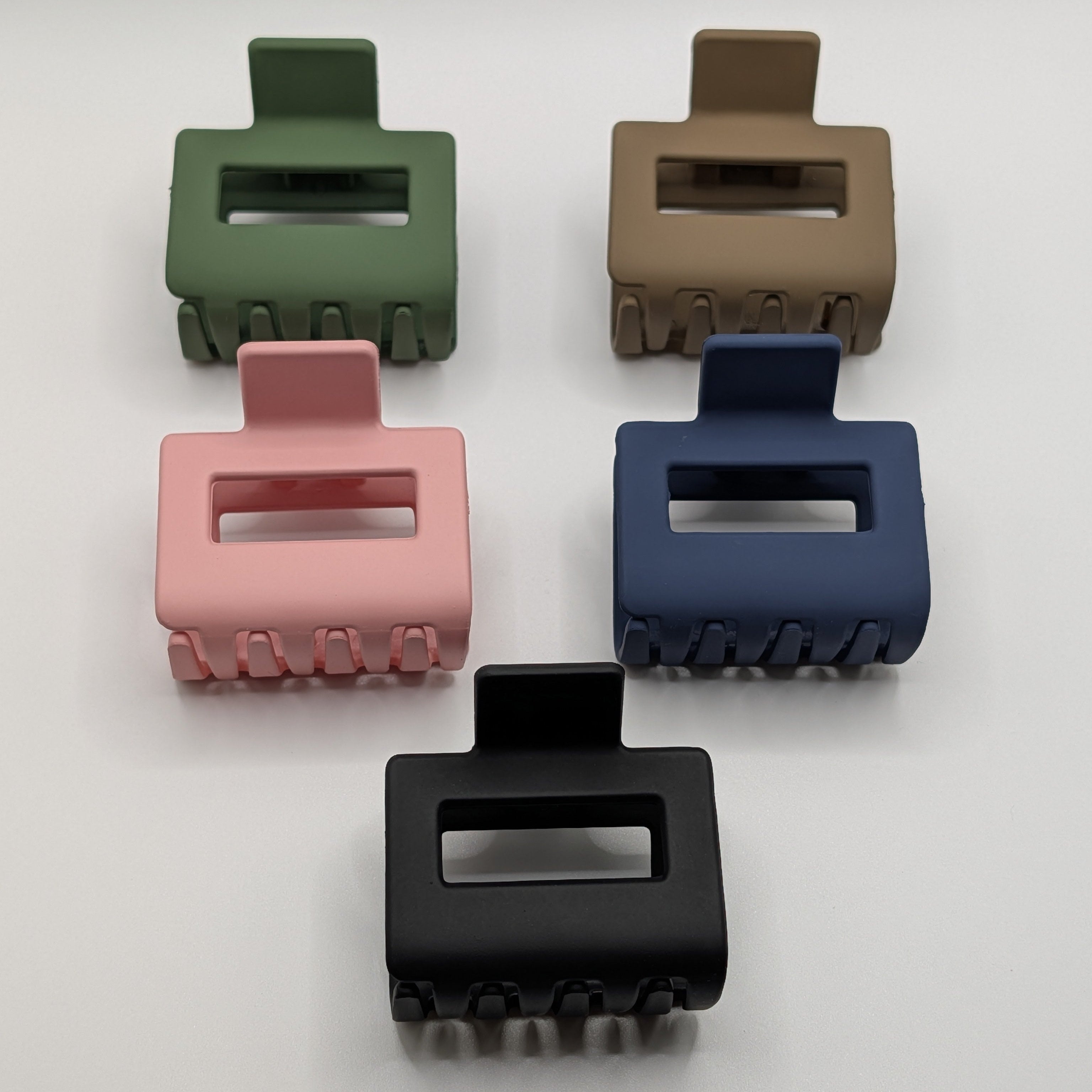 Centered view of 5 vibrant matte geometric hair clips highlighting the hollow rectangular design.

Zentrierte Ansicht von 5 matten geometrischen Haarklammern mit modernem Loch-Design.