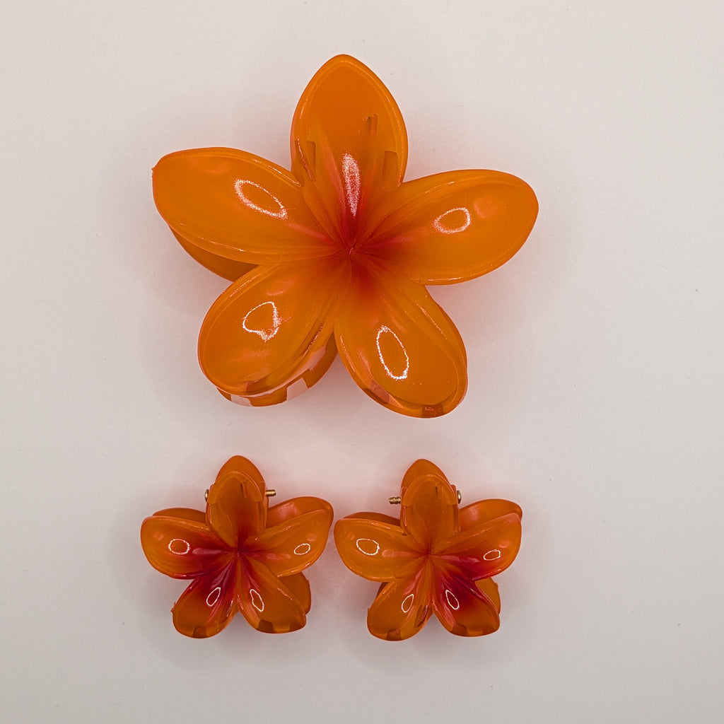 Leuchtendes Orange - 3-piece set of translucent vibrant orange flower hair claws in medium and small sizes.

3er-Set leuchtend orangefarbene, lichtdurchlässige Blumen-Haarklammern in zwei Größen.