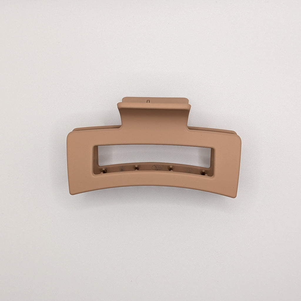 Beige - Side view of matte tan 8cm rectangle hair accessory.

Seitenansicht des matten beige 8cm rechteckigen Haarschmucks