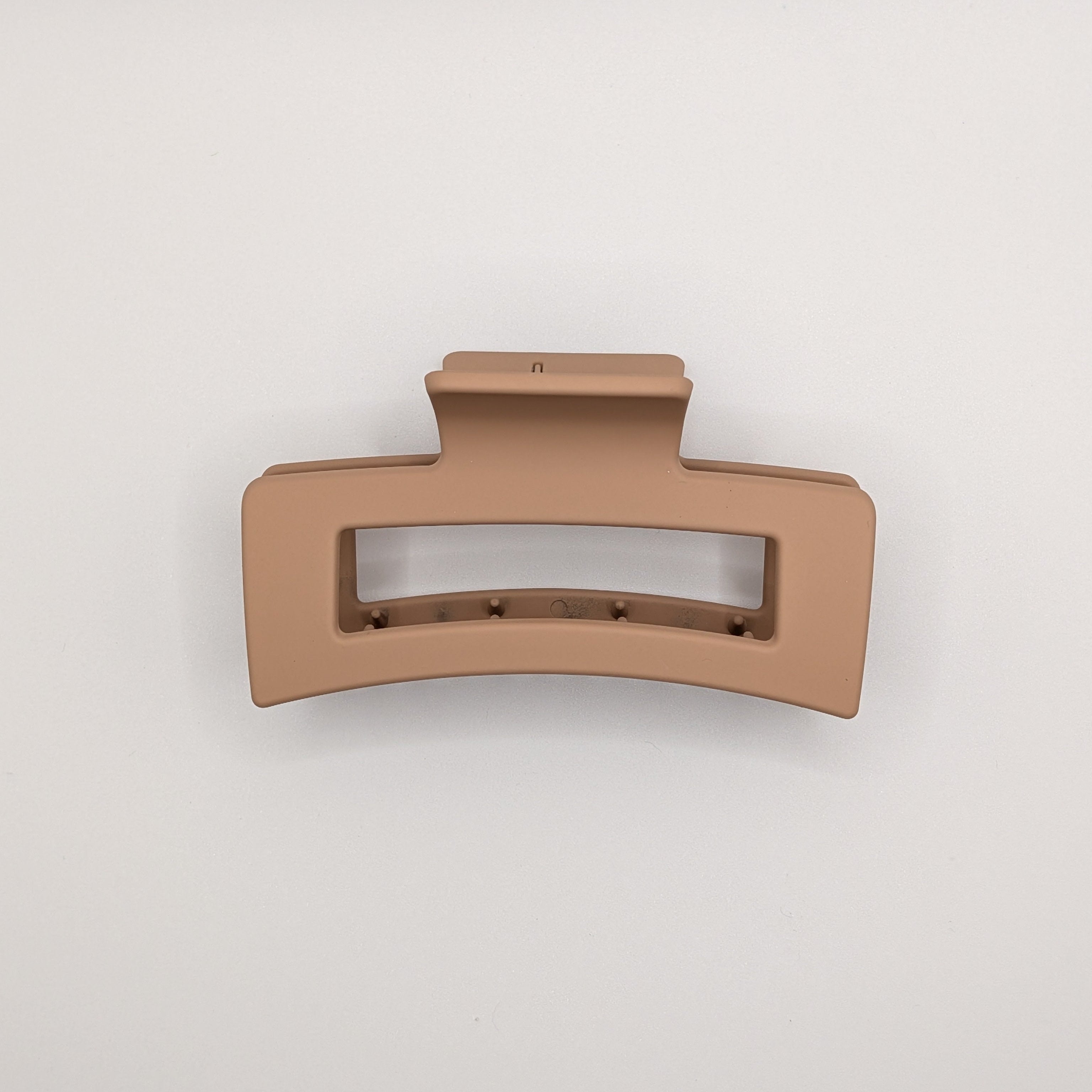 Beige - Side view of matte tan 8cm rectangle hair accessory.

Seitenansicht des matten beige 8cm rechteckigen Haarschmucks