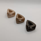 Side view of three 4cm triangle hollow-out matte hair clips in beige and brown.

Seitenansicht von drei 4cm dreieckigen matten Haarklammern mit Aussparung in Beige und Braun.