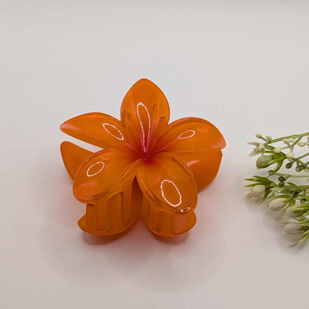 Leuchtendes Orange - Single medium-sized vibrant orange translucent plumeria flower hair claw.	

Einzelne mittelgroße, leuchtend orangefarbene Hawaii-Blüten-Haarklammer.