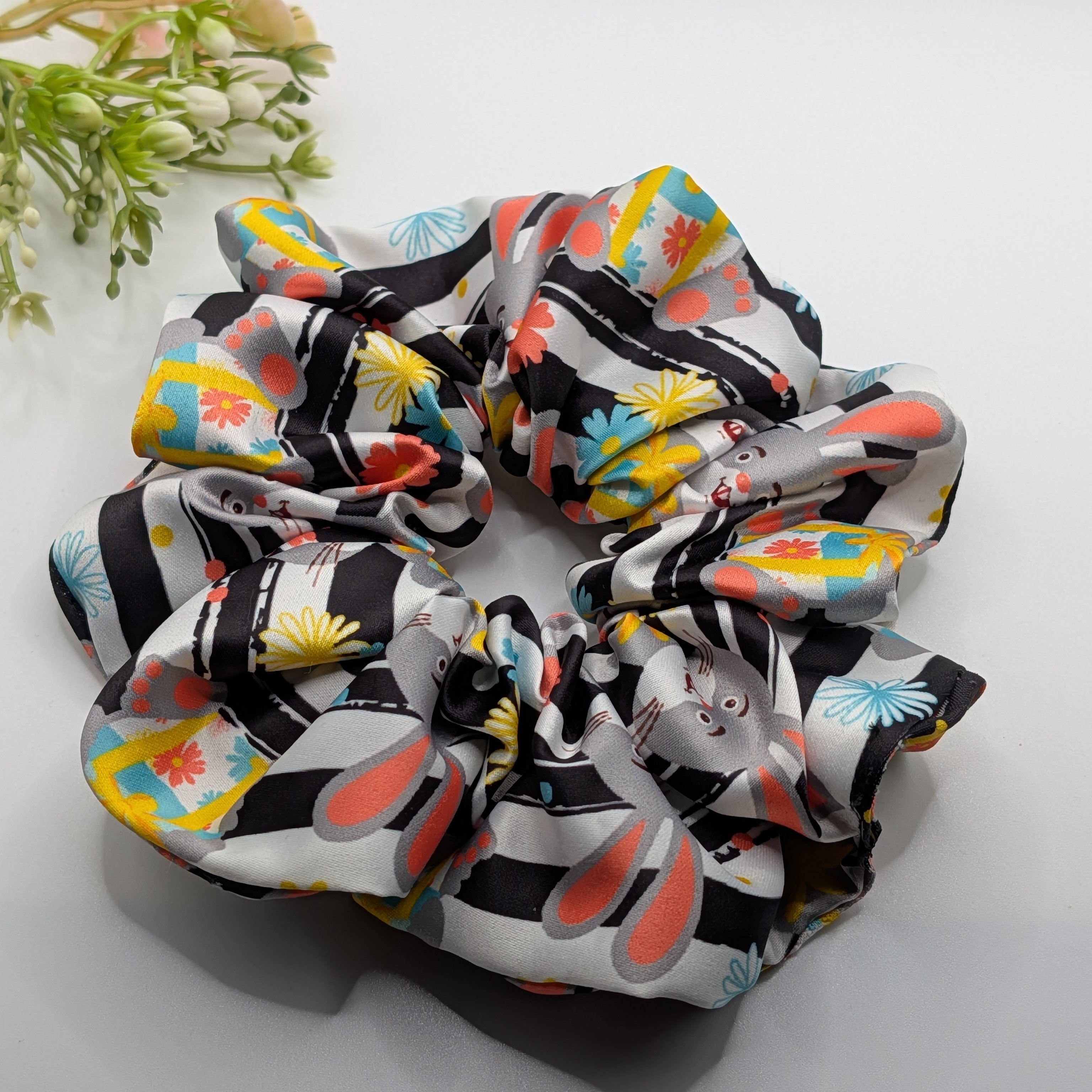 3er Set - Side view of the XL satin scrunchie with rabbit pattern and flowers.

Seitenansicht des XL-Satin-Haargummis mit Hasen- und Blumenmuster.