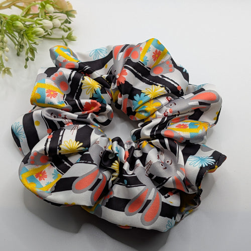 3er Set - Side view of the XL satin scrunchie with rabbit pattern and flowers.

Seitenansicht des XL-Satin-Haargummis mit Hasen- und Blumenmuster.